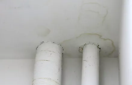 Tubes, tâches d'humidité plafond